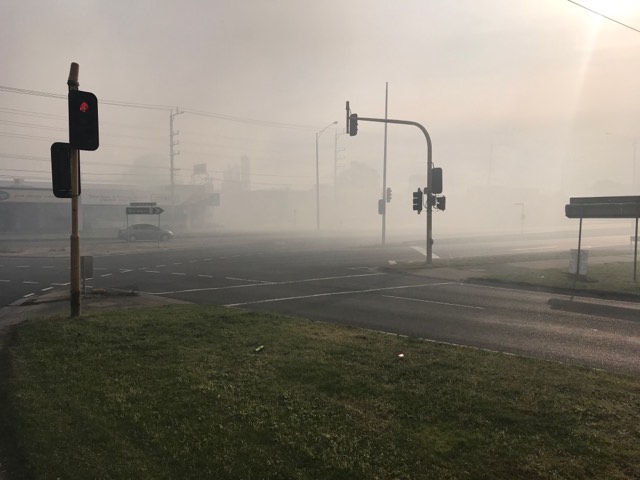 澳工厂突发大火!滚滚浓烟飘出几公里,14辆消防车、50名消防员4小时灭火(组图) - 4