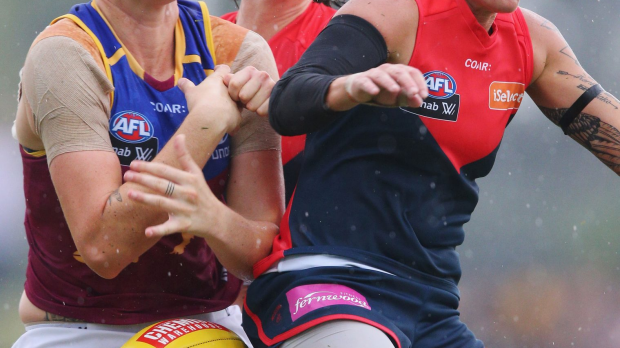 Article image for Kate McCarthy is believed to be the first player to play AFL with a pacemaker