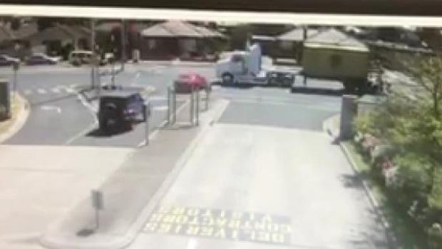 Article image for Truck runs red light and nearly takes out a turning car at Tullamarine