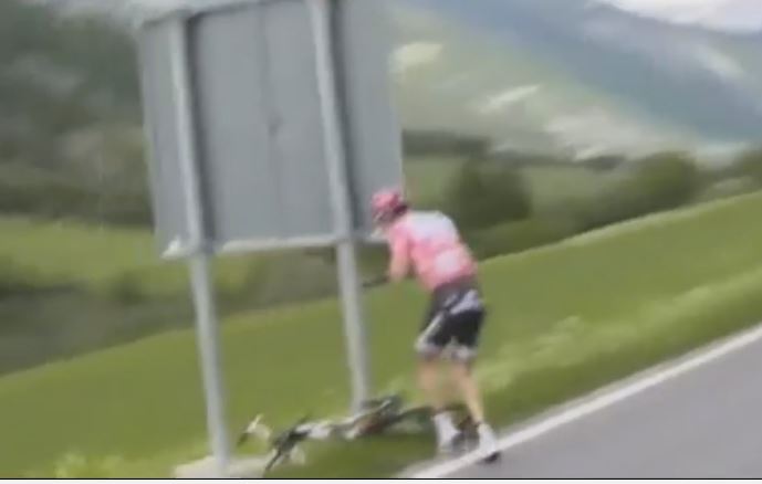 Article image for EXTREMELY awkward pit-stop during the Giro d’Italia