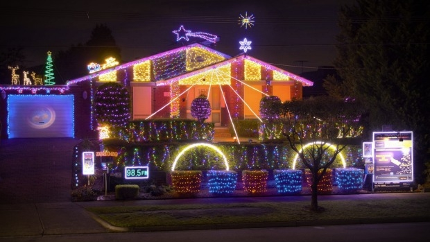 Article image for Fight erupts over Christmas lights at Allumba Drive home, Greensborough