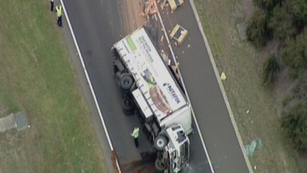 Article image for Truck rollover shuts Monash Freeway