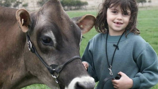 Article image for Teenage girl Chloe Scott starts petition to help dairy farmers