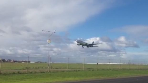 Article image for WATCH: Plane aborts landing at Tullamarine due to strong winds