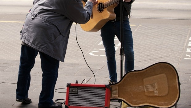 Article image for Buskers to be banned from playing amplified music on Swanston Street
