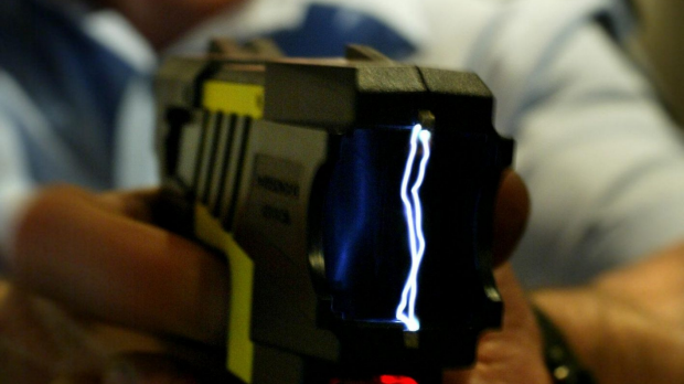 Article image for A Geelong drug dealer who managed to taser himself has avoided jail