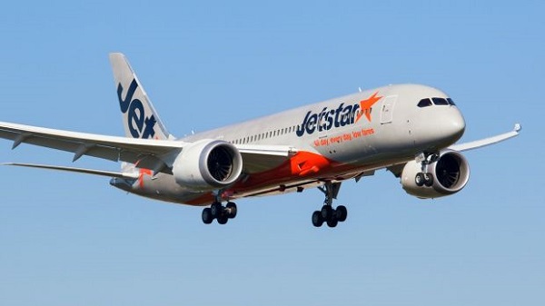 Article image for Mid-air scare: Jetstar plane turns back with window crack, lands in Melbourne