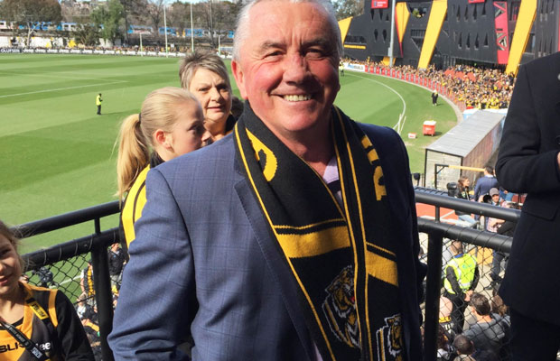 Article image for Collingwood great Tony Shaw explains THAT scarf!