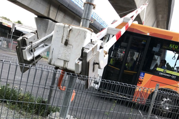 Article image for Melbourne bus stuck under level crossing after driver attempts mad dash across tracks