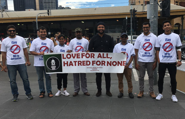 Article image for Muslim group makes statement outside Flinders Street Station
