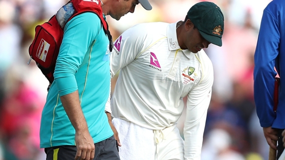 Article image for Khawaja hurts knee on day one in Sydney