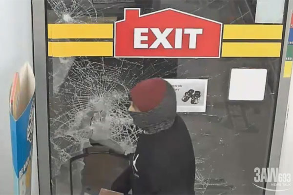 Article image for Tarneit smash and grab caught on camera
