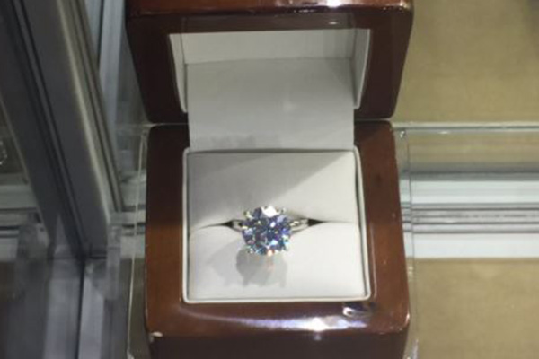 Article image for Costco selling diamond ring worth half a million dollars