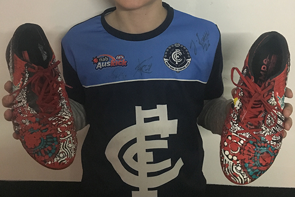 Article image for Carlton player gives his boots to young fan who had footy snatched from him