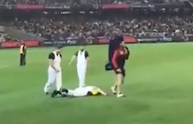 Fan injury prompts AFL club to change half-time plans - 3AW