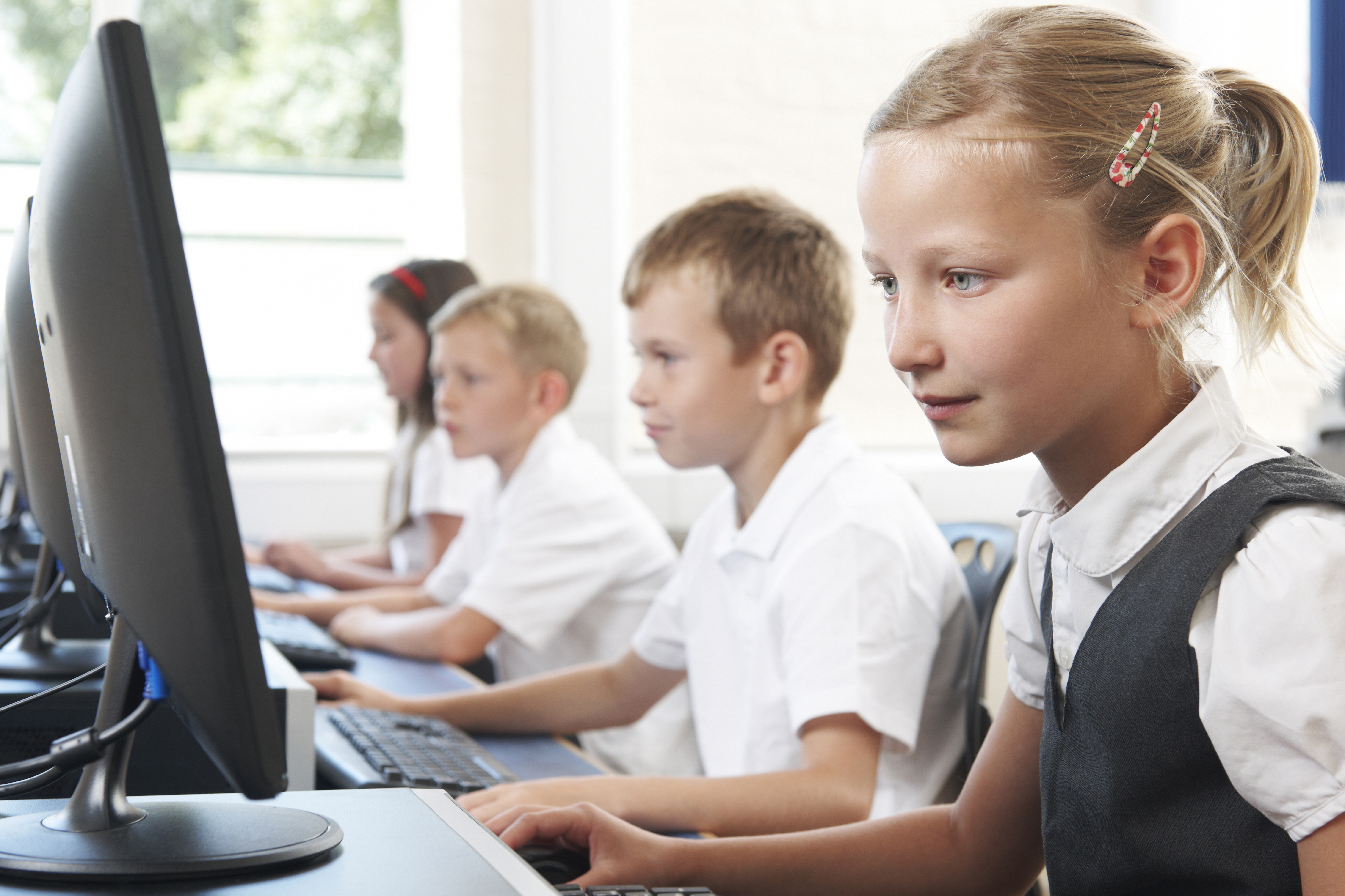 Школьники будут работать. Ребенок за компьютером. Компьютер для школьника. Компьютер для детей школу. Ученик за компьютером.