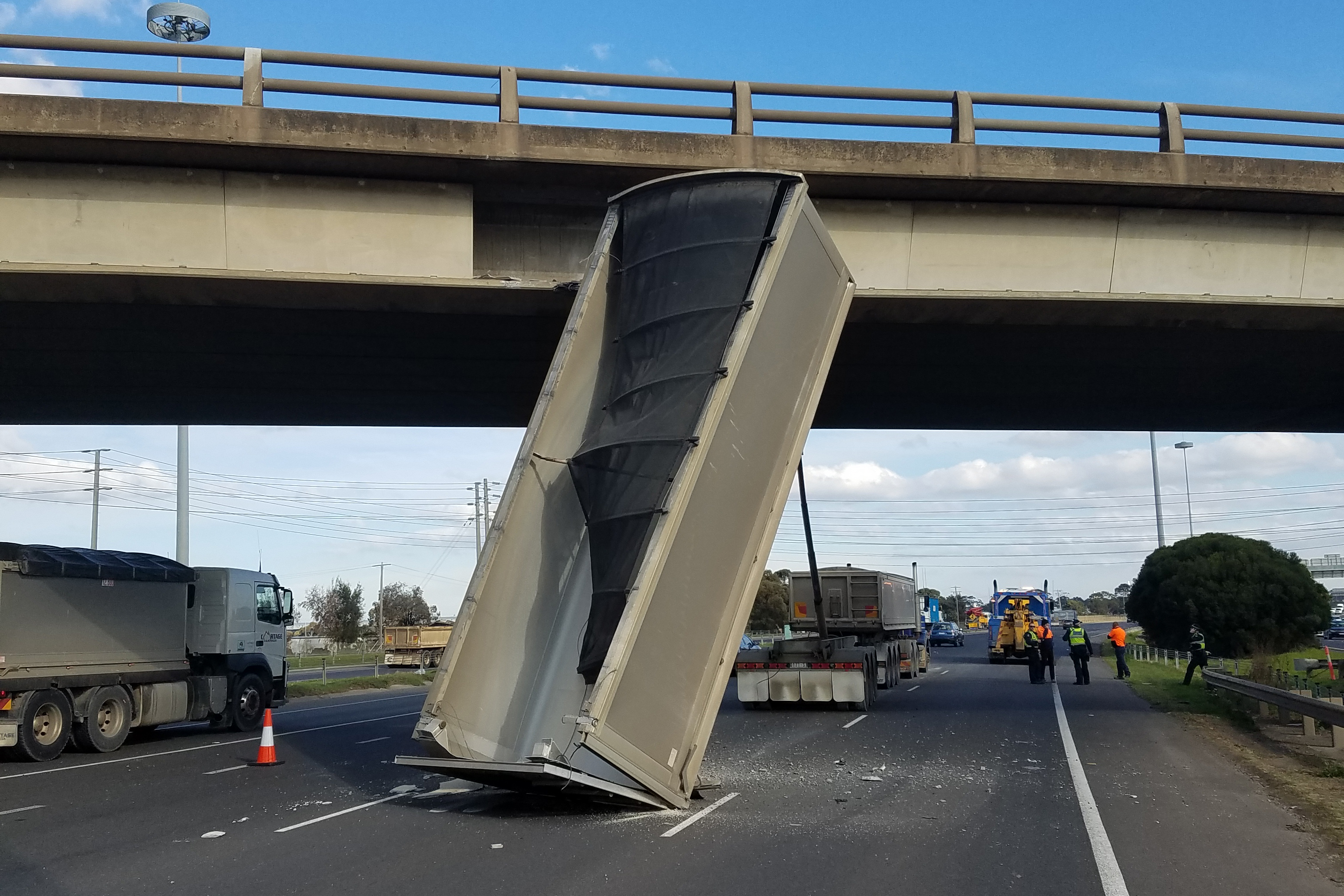 Article image for Truck load standing upright on Princes Fwy causes delays back to Toorak Rd