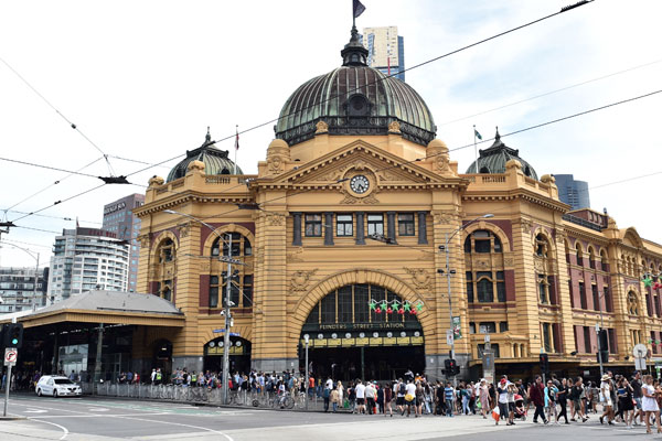 Article image for ‘Sad to see them go’: City commuters wave goodbye to Flinders St Station kiosks