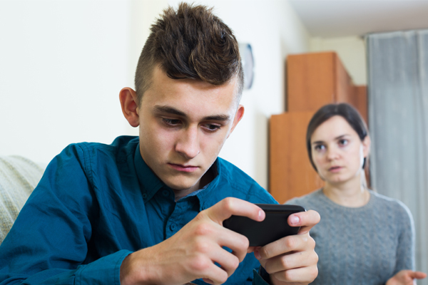 Article image for Parents forced to pay teenagers bills as they rack up gaming expenses online