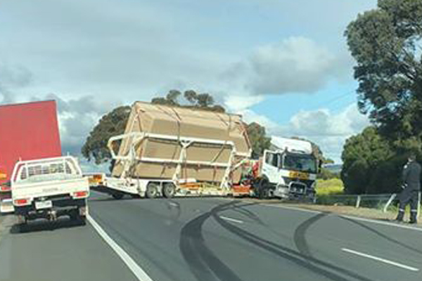 Article image for Truck jackknifes and loses its load on Hume Freeway