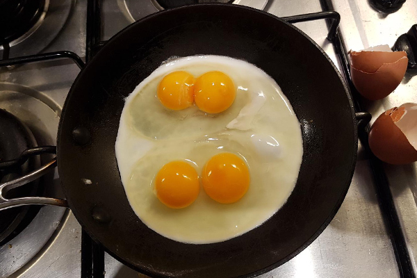 Article image for Eggstraordinary: 3AW Breakfast listener discovers 11/12 double yolkers