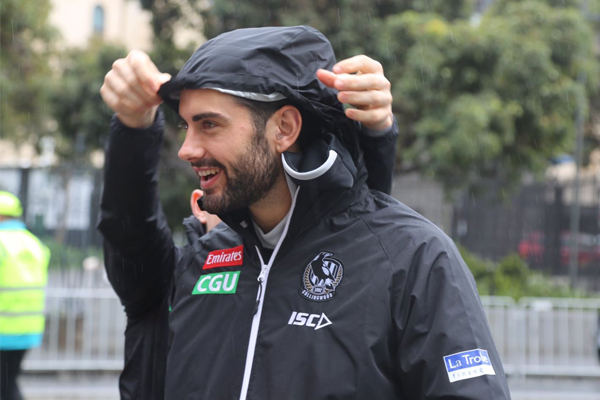 Article image for Raining on the AFL parade: Thousands of footy fans line CBD streets despite showers