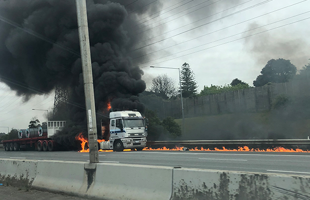 Article image for Massive truck blaze shuts Monash Freeway