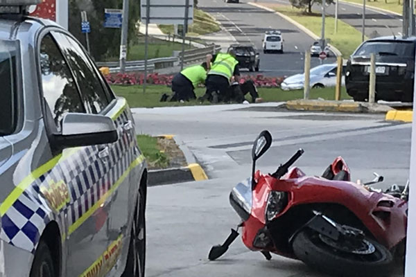 Article image for “He just dropped the motorcycle and started running”: Tradie comes to aid of police in dramatic arrest