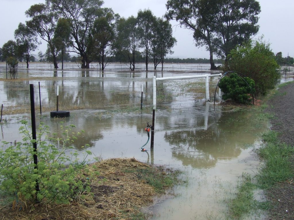 Weather watch Hume Fwy to remain closed until Saturday