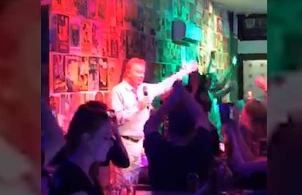 Article image for Video: Denis Walter steals the show with impromptu bar performance