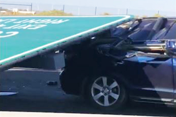 Article image for Sign which fell on the Tullamarine Freeway had only been there about 12 months