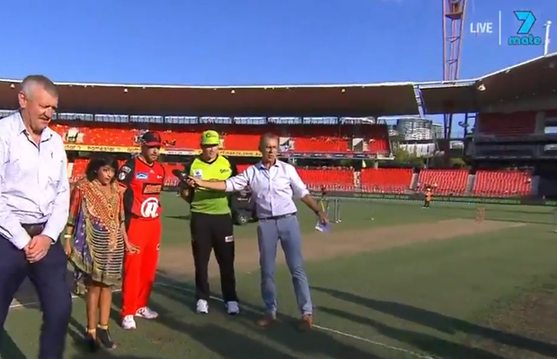 Article image for Video: BBL bat flip goes awry, takes out photographers!