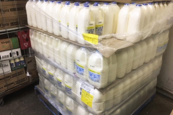Article image for Customer calls out “hypocritical” Woolworths for ditching milk crates for single-use plastic