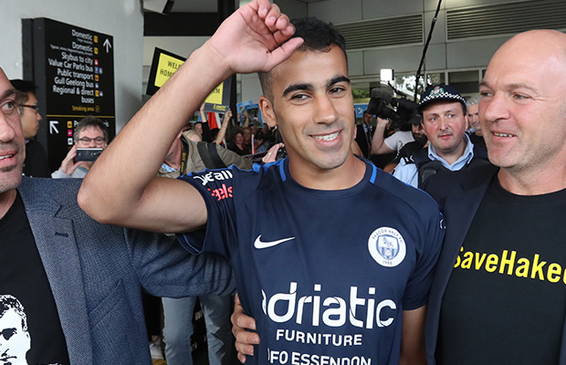Refugee soccer player Hakeem al-Araibi returns home to Melbourne after Thailand ordeal