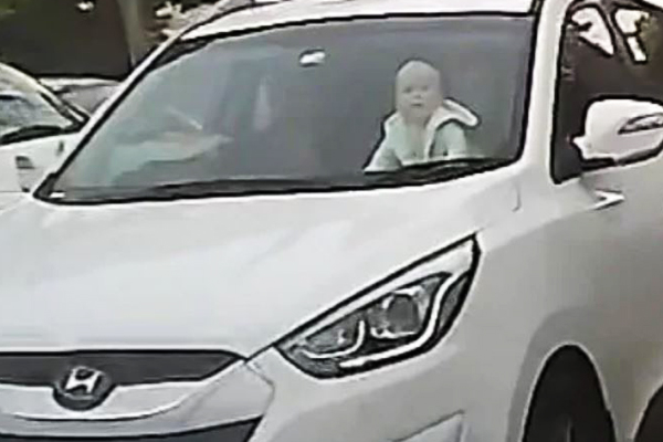 Article image for VIDEO: Driving instructor captures vision of baby crawling on dashboard