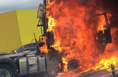 Article image for Truck fire causes delays on Western Ring Road