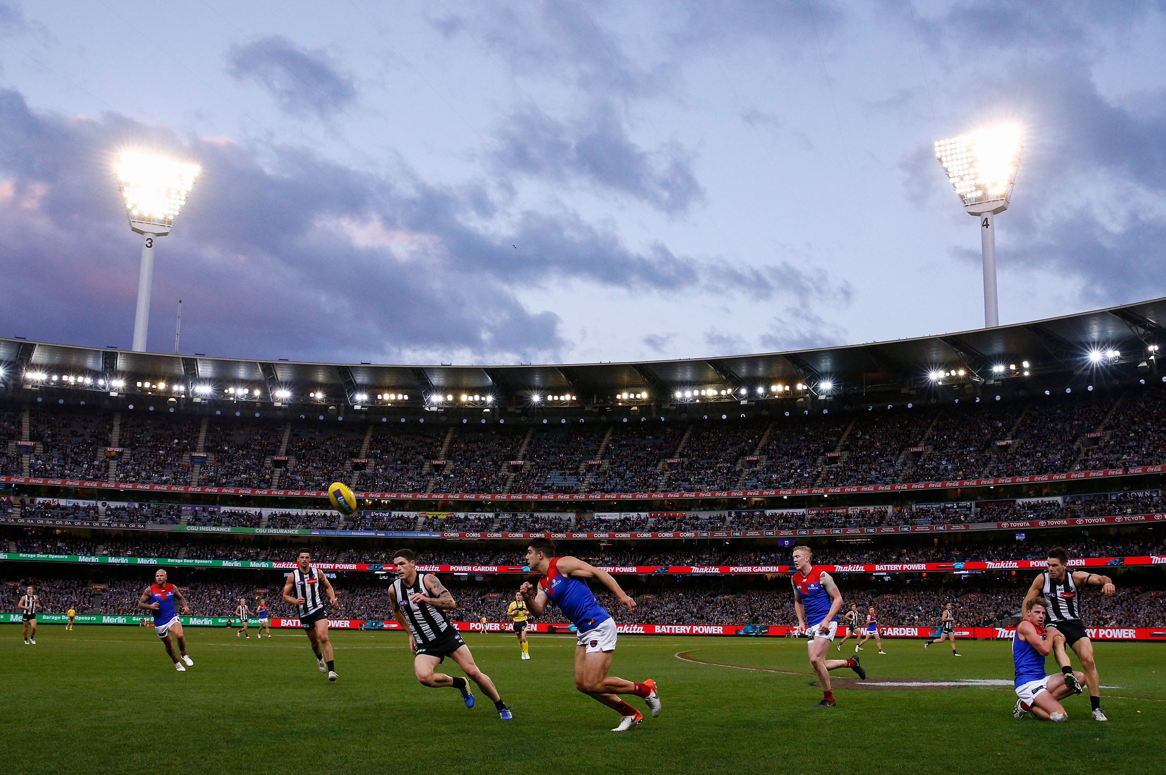 Article image for Collingwood go a game clear in second spot after big win against Melbourne