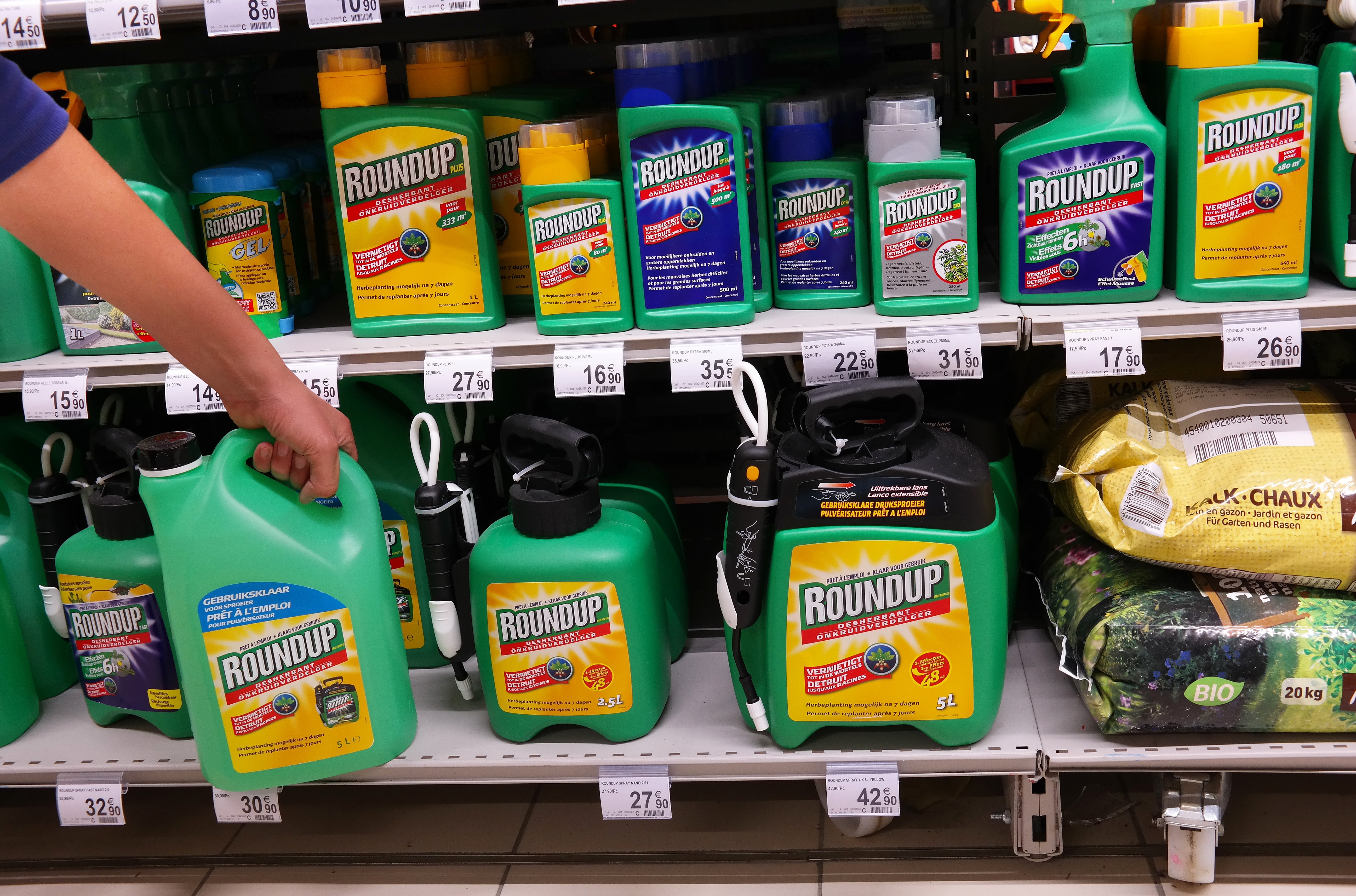 Article image for First Australian lawsuit filed linking popular weedkiller to cancer