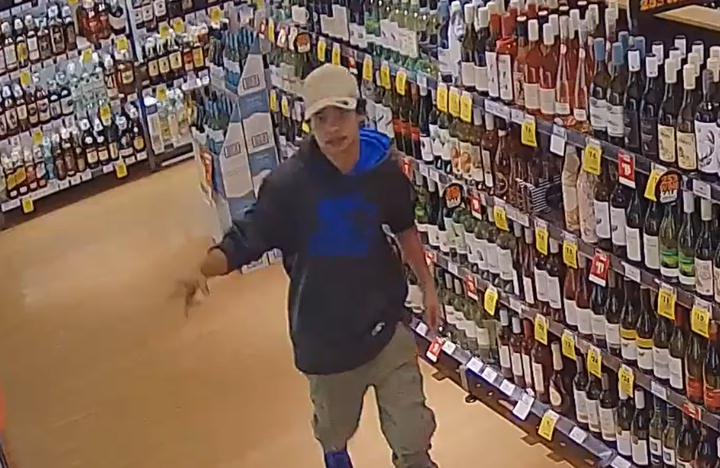 Article image for Hadfield supermarket attack: Police hunt for assailant who punched a man in the head