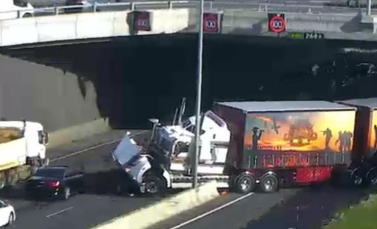 Article image for Melbourne traffic grinds to a halt: Two major roads shut down