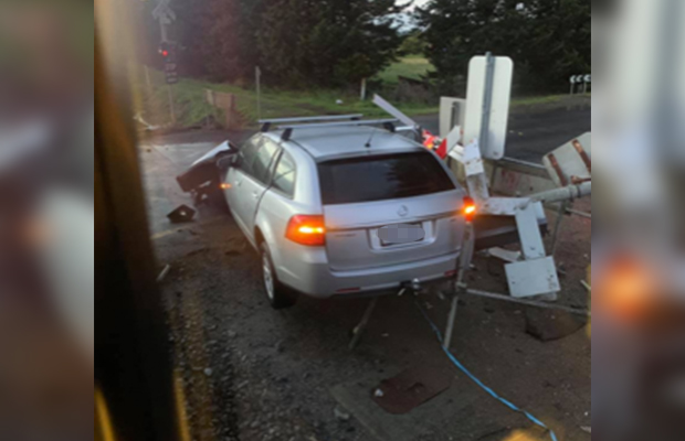 Article image for Commuter chaos after crash drivers exchange details on train tracks