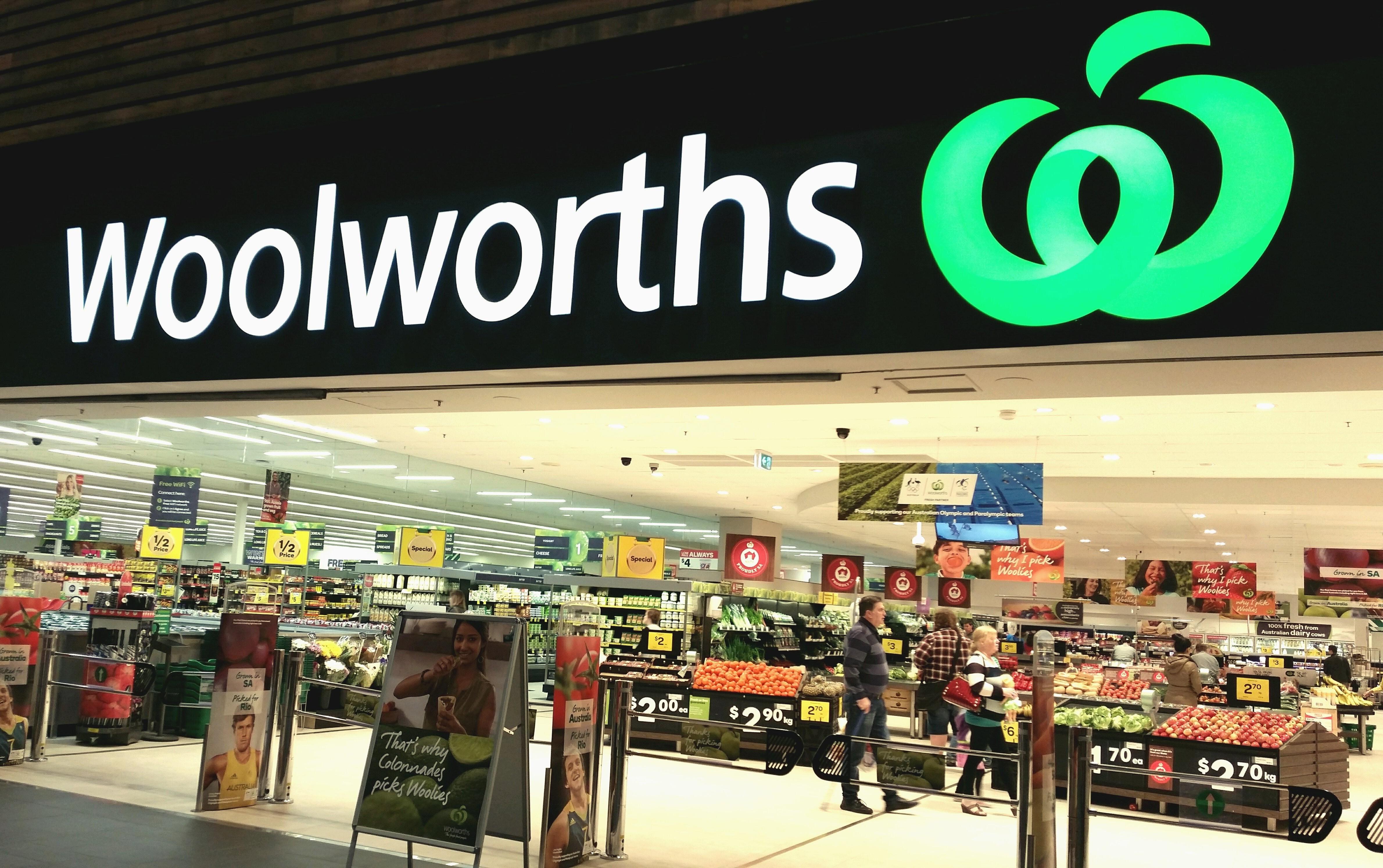 Article image for Woolworths to offload bottle shops, pokies and pubs in radical reshape