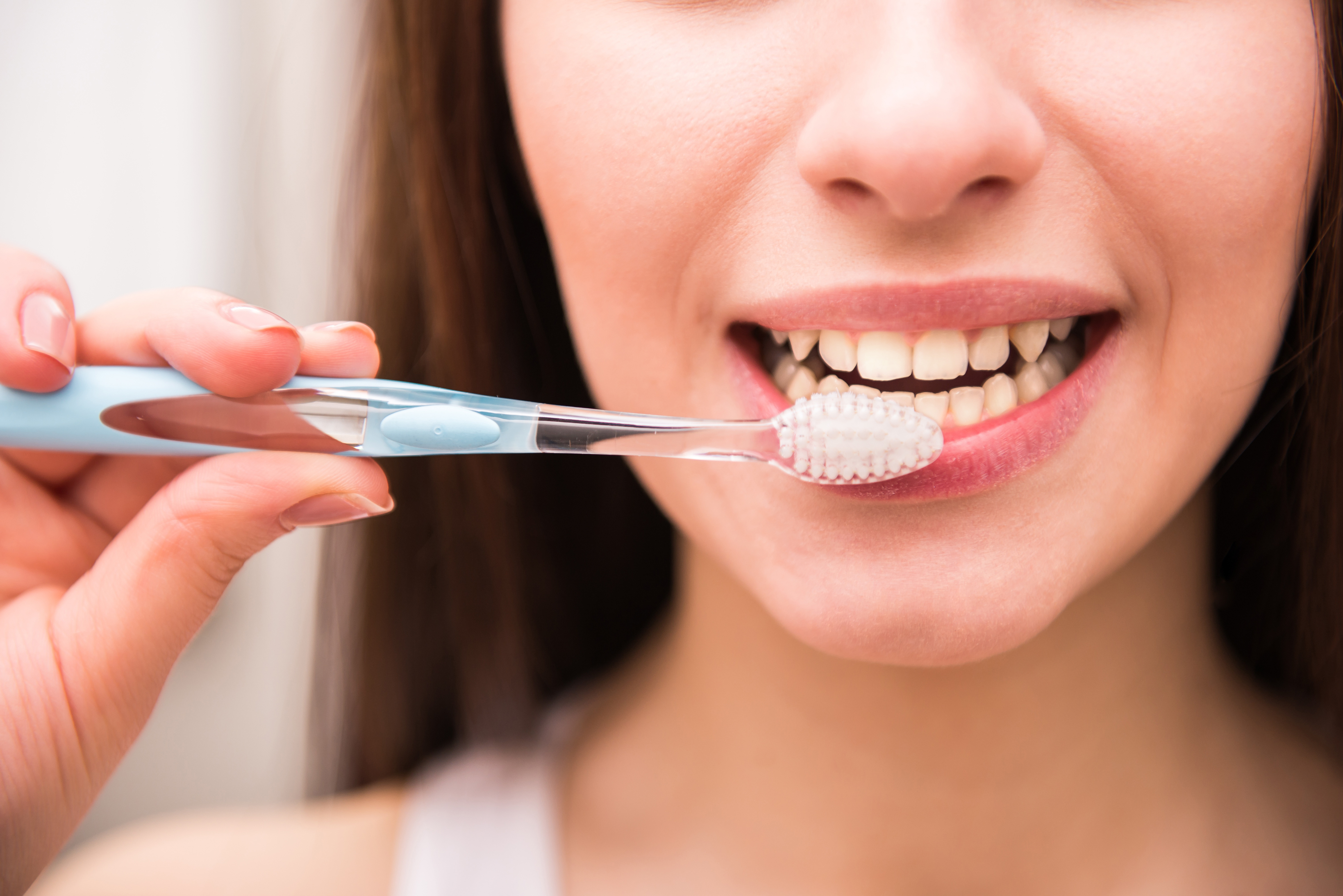 Как почистить зубы без