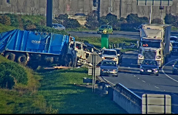 Article image for Truck crash on Monash sparks Friday morning delays