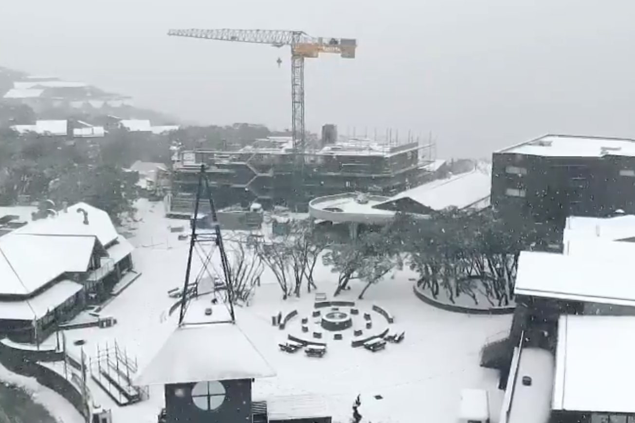 Article image for Late spring snow blankets Mt Buller as Victorians brace for a chilly weekend