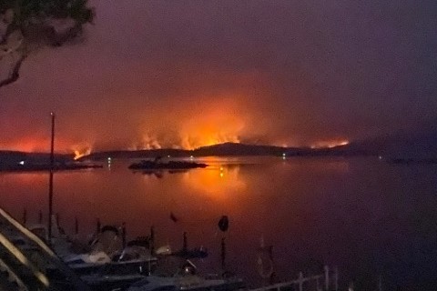 Article image for ‘Still very dangerous’: Military operation underway to rescue those stranded in Mallacoota as fires continue to burn 