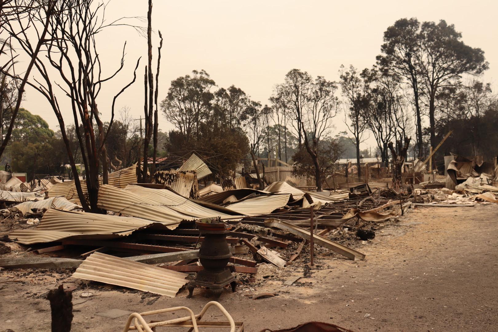 Article image for Victorian bushfires: Buchan man killed, fears for three others