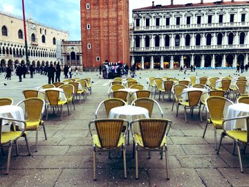 Article image for ‘Distressing’: Italian tourism mecca now a city of empty tables