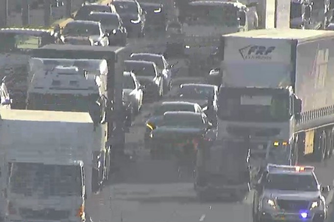 Twelve car pile up causes M80 Ring Road chaos – 3AW