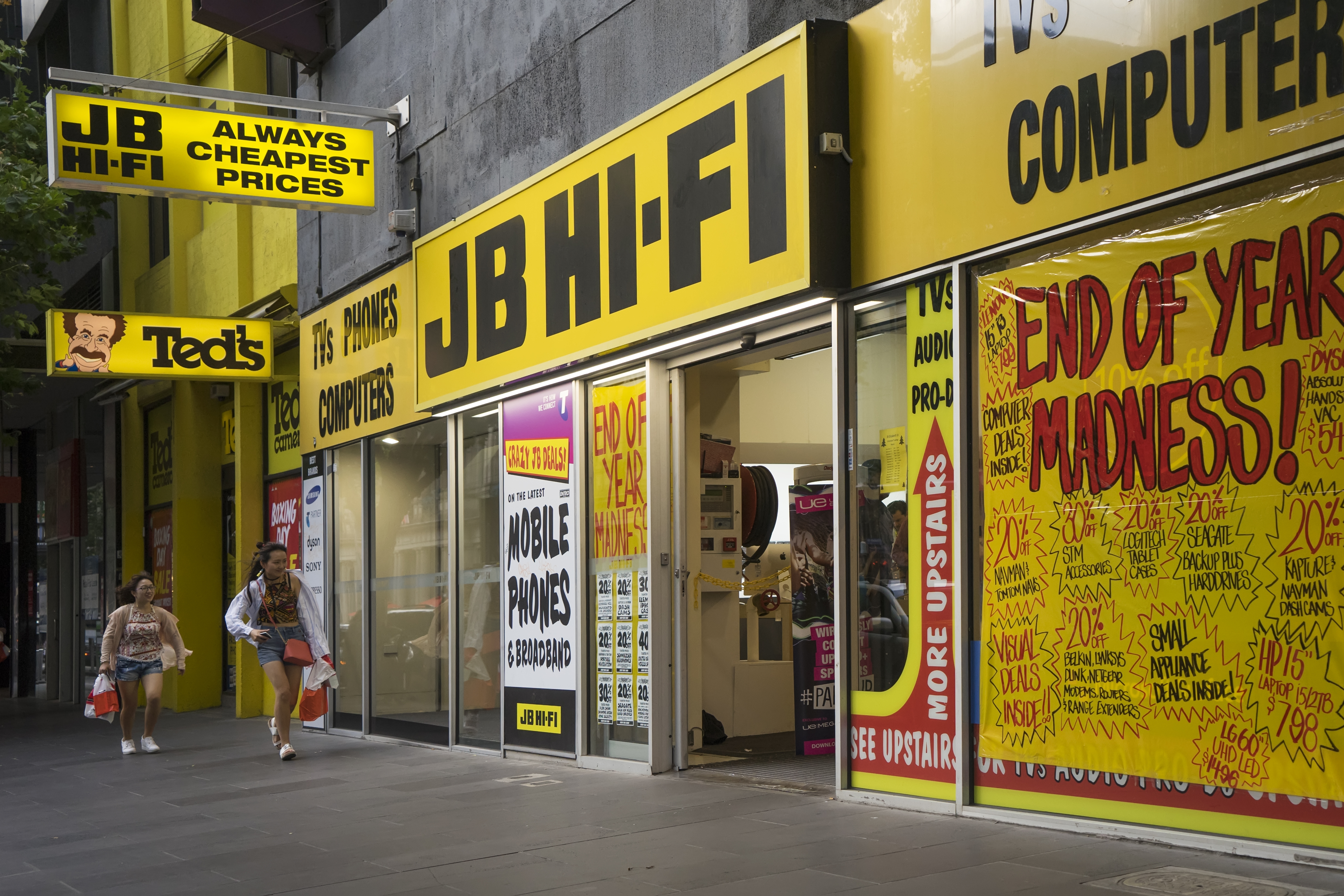 Article image for ‘It’s simply not safe’: More than 850 JB Hi-Fi staff call for retailer to shut doors